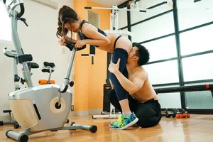 Xin gã chồng đi tập gym, vợ yêu địt nhau với anh pt